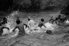 Art of water drumming of the Baka - 4